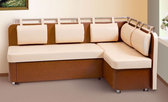 Sofa kayu.