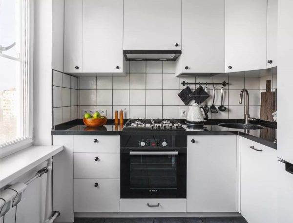 fațadele ocupă un loc semnificativ în bucătărie, designerii recomandă să fie executate cu laconicism în design, formă și culoare.