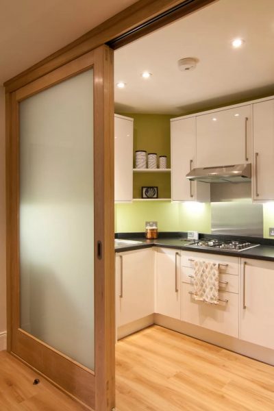 Uși glisante într-o bucătărie mică