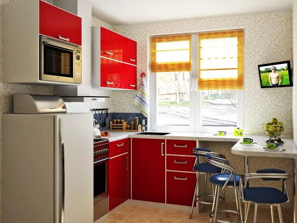 Da biste uštedjeli prostor, mala obitelj može kupiti kompaktne modele hladnjaka, štednjaka i drugih elemenata kućanskih aparata za dizajn kuhinje u Hruščovu.