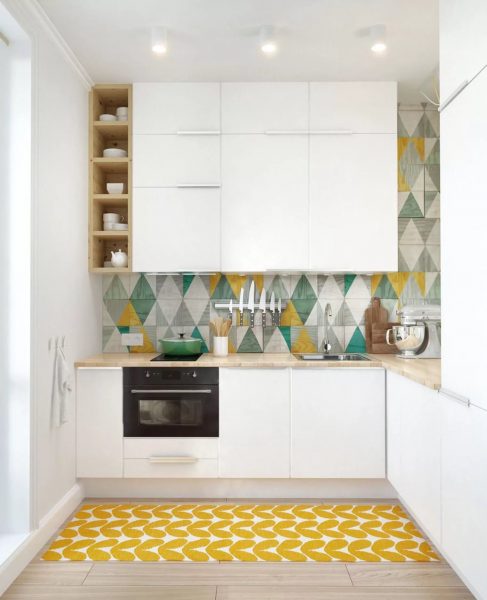 Elakkan cetakan dan corak yang besar dalam hiasan dinding, mereka tidak boleh menonjol dari konsep umum reka bentuk dapur.