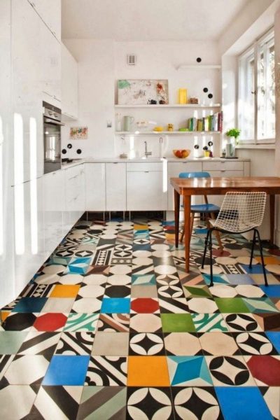 De geometrische lay-out in het vloerontwerp is een voordelige oplossing voor het modieuze interieurontwerp van de keuken 2019.