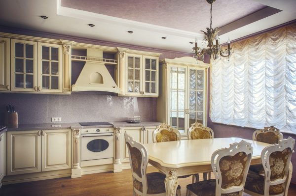 Каскадни завеси в кухнята в класически стил