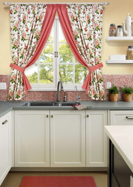 Calico záclony v interiéru kuchyně 2019
