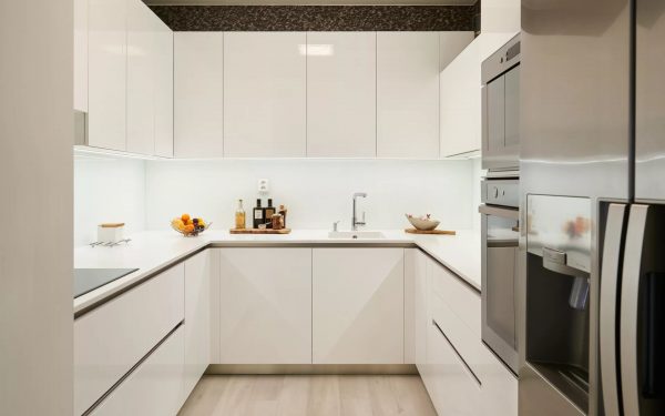Bílá barva - oboustranně výhodný design kuchyně