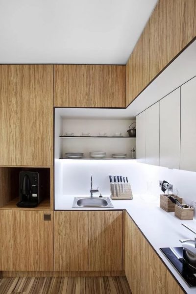 Dapur moden menawarkan bukan sahaja untuk mengurangkan zon, tetapi juga untuk menyembunyikannya dalam kabinet sebagai tidak perlu.