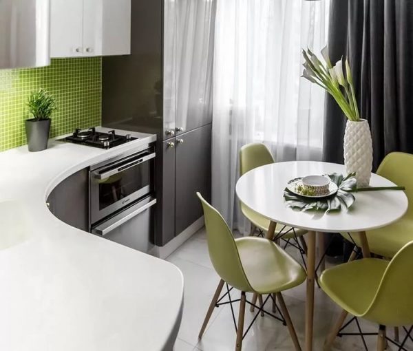 De belangrijkste kleuren voor het ontwerp van de keuken in een moderne stijl: wit en zwart
