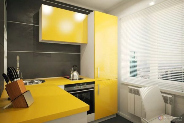 Dapur kuning akan menghiburkan anda walaupun pada hari hujan