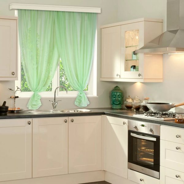 За малка кухня са подходящи завеси със светъл цвят.