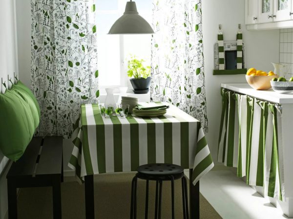 virtuvė atrodys harmoningiau, jei spalvai pasirinksite staltiesę ir servetėles.