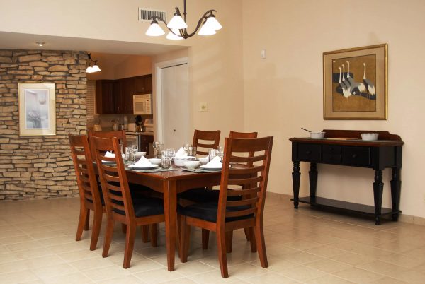 Dřevěné židle vytvářejí pocit útulnosti a harmonie, který hostům poskytuje hosty.