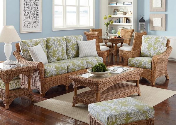 Rieten tafels en stoelen passen perfect in een lichte en comfortabele woonkamer.
