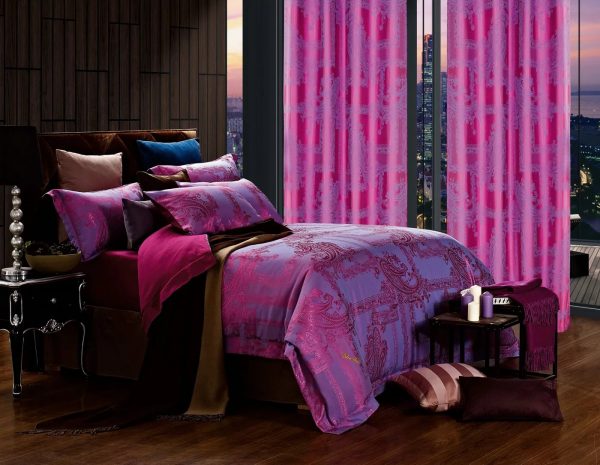 Tirai merah-violet boleh digunakan sebagai tambahan kepada elemen hiasan, atau bertindak sebagai unit bebas, menarik perhatian, dan mencipta aksen yang terang di dalam bilik.