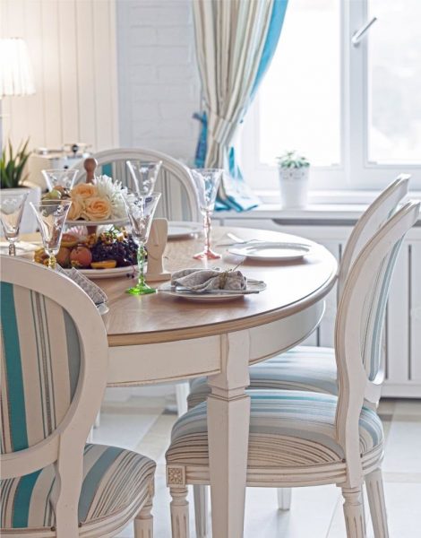 Kulatá verze jídelního stolu je vhodná do místností, které mají velkou plochu.