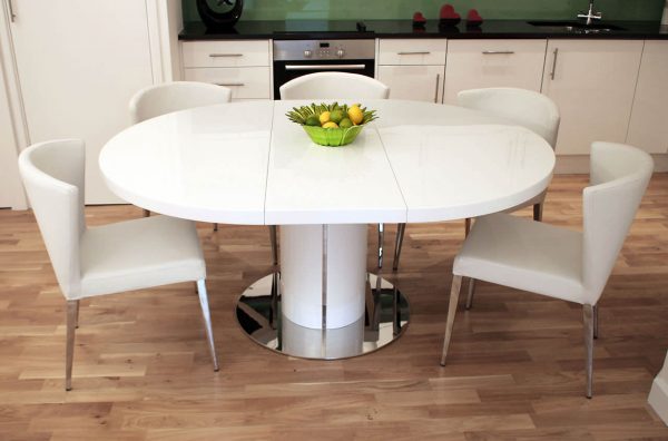 Skládací kuchyňské stoly se od sebe liší velikostí, zpracováním, barvou, vybranou pro interiér a mnoha dalšími.
