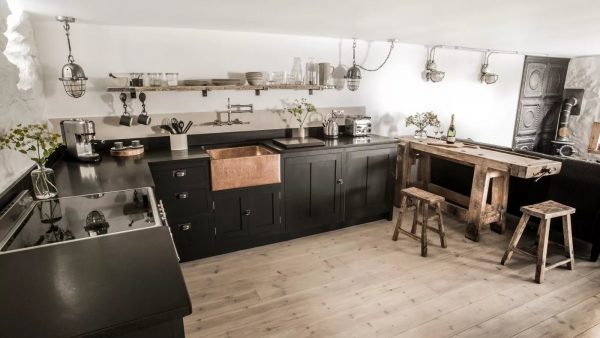 إذا كانت مساحة المطبخ عملاقة ببساطة ، فإن مثل هذا الحل التصميمي مثل وضع منطقة عمل في وسط الغرفة يشبه الحرف r سوف يناسبك