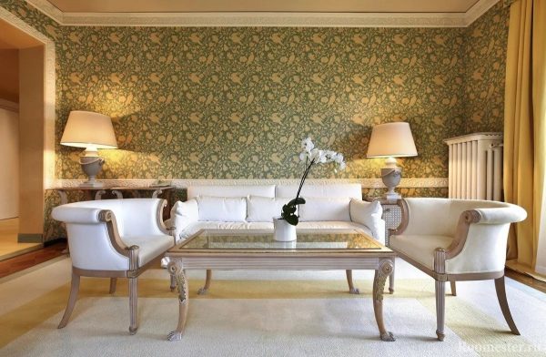 Dergelijke achtergronden zijn goed geschikt voor een kamer die is ingericht in een klassieke stijl. Ze zien er stijlvol uit en voegen de nodige luxe toe aan het interieur.