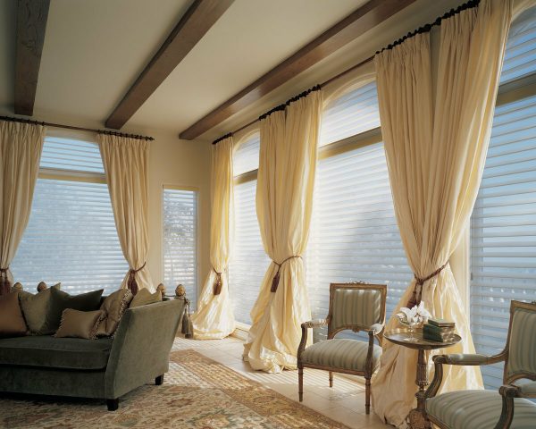 Lískové ořechy. Teplé barvy ořechové pasty - doplňují interiér v klasickém stylu.