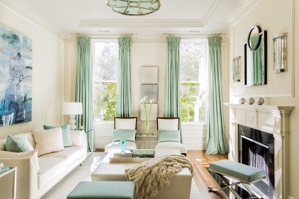 Novinkami designu záclon do obývacího pokoje 2019 na fotografii jsou reprezentovány širokou paletou barev a modelů.