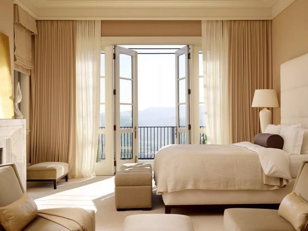 يوصى باستخدام الألوان الناعمة في غرفة النوم. يجب أن يساهم ديكور النوافذ في الاسترخاء العام للجسم ، لأن غرفة النوم هي مكان للاسترخاء.