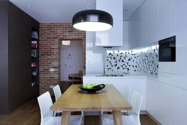 Atunci când creați o bucătărie într-un stil minimalist, este foarte important să creșteți spațiul atât vizual, cât și funcțional.