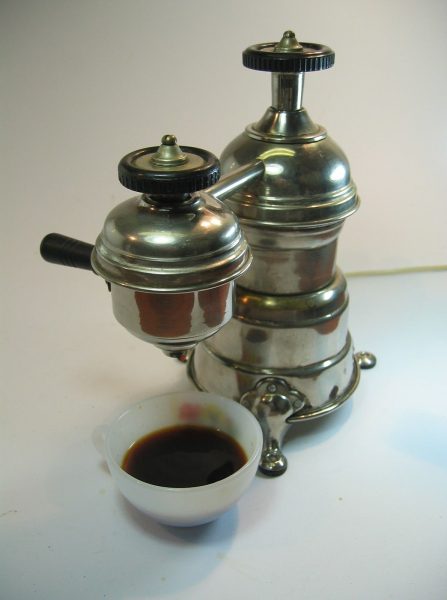 Mesin kopi, berdekatan dengan pemandangan moden, telah dibuat pada tahun 1800 oleh uskup bellois
