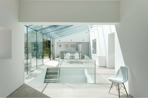 Deși adesea vitrajul poate fi privit ca un aspect pur practic al arhitecturii și construcției, acesta joacă, de asemenea, un rol important în designul interior.