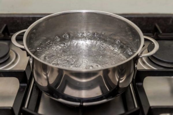 Verhit een pot water aan de kook, zet in het vriesgedeelte, sluit de deur.