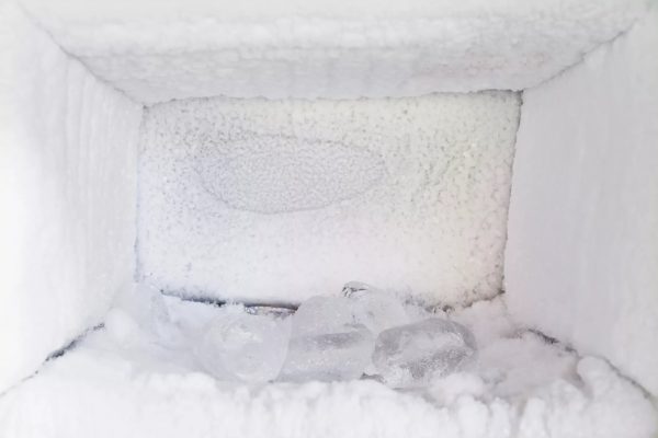המקרר עובד גרוע יותר, צורך יותר חשמל, קשה יותר לשמור על הטמפרטורה האופטימלית.