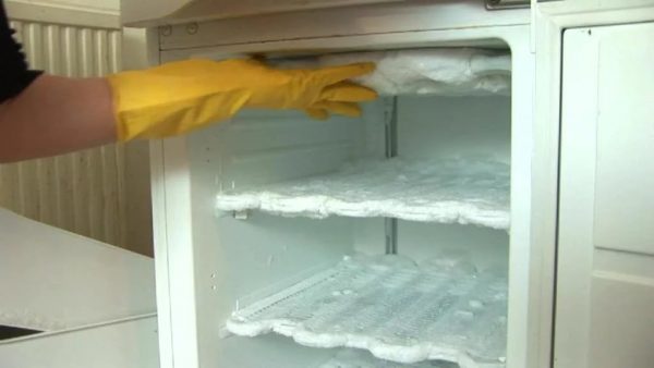 ללא קשר לחברה והזמינות של פונקציות מודרניות, יש להפשיר את המקרר לפחות פעם בחצי שנה.