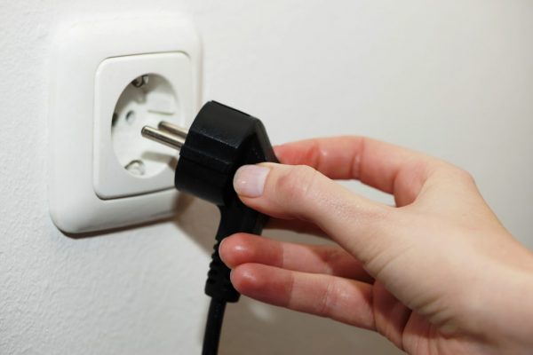 After bringing the temperature to 0 degrees, disconnect the plug from the mains, open the doors wide.