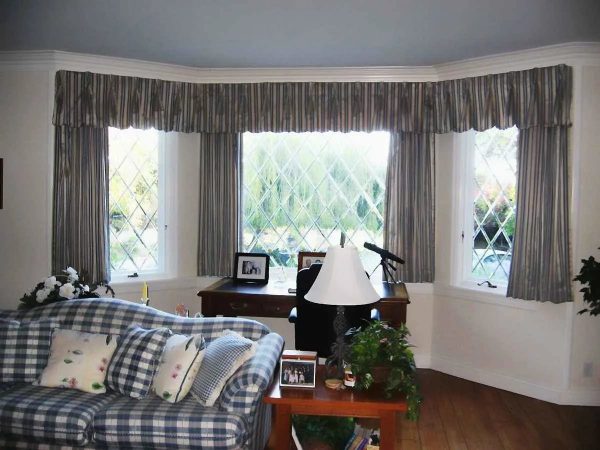 In combination with air curtain, cropped blackout curtains look good without folds.