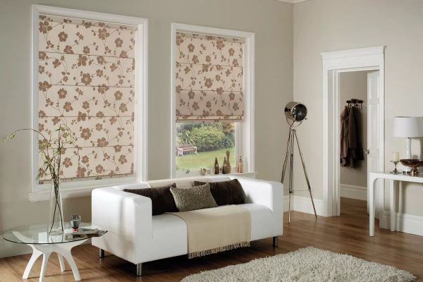 Móda pro minimalismus přinesla římské záclony zpět na seznam trendů - plátna hladké textilie upevněná na příčných prken až do velikosti okna